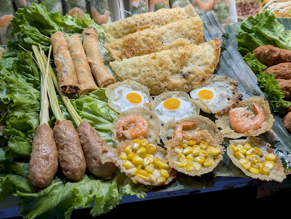 Du khách nên thử các loại đồ ăn khác nhau như bánh khọt, thịt heo xiên nướng sả, v.v. 